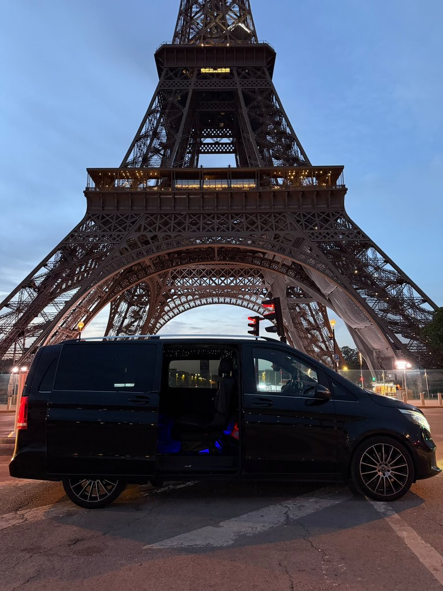 Le van devant la Tour Eiffel