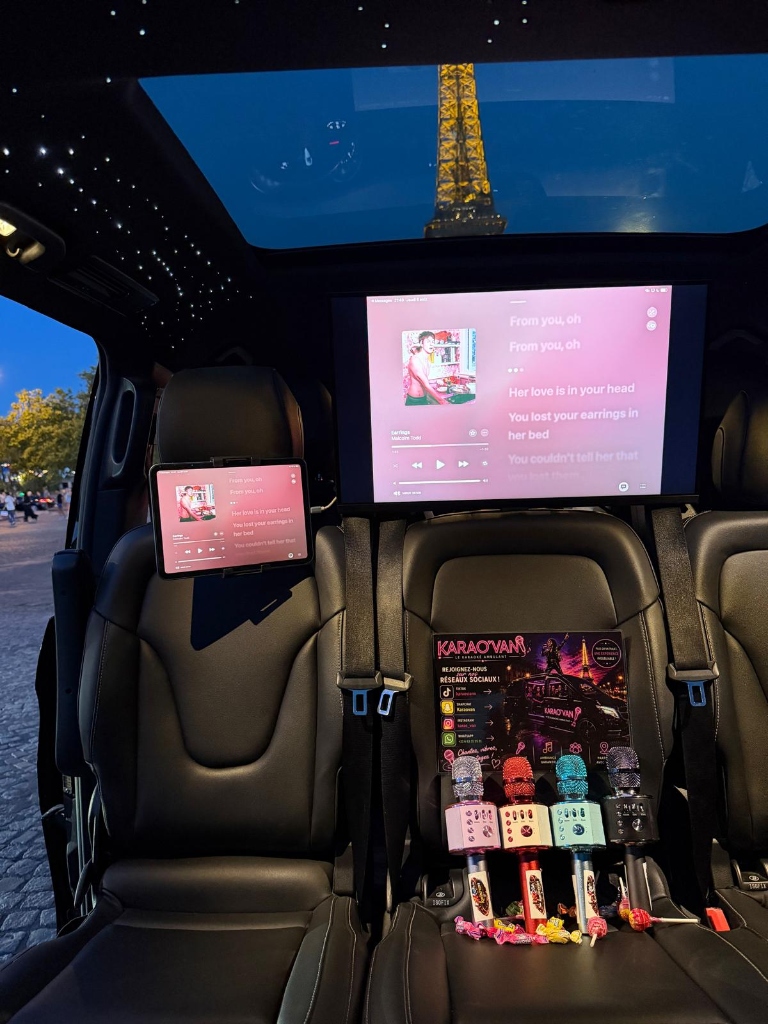 Intérieur van Mercedes Classe V VIP avec vue Tour Eiffel